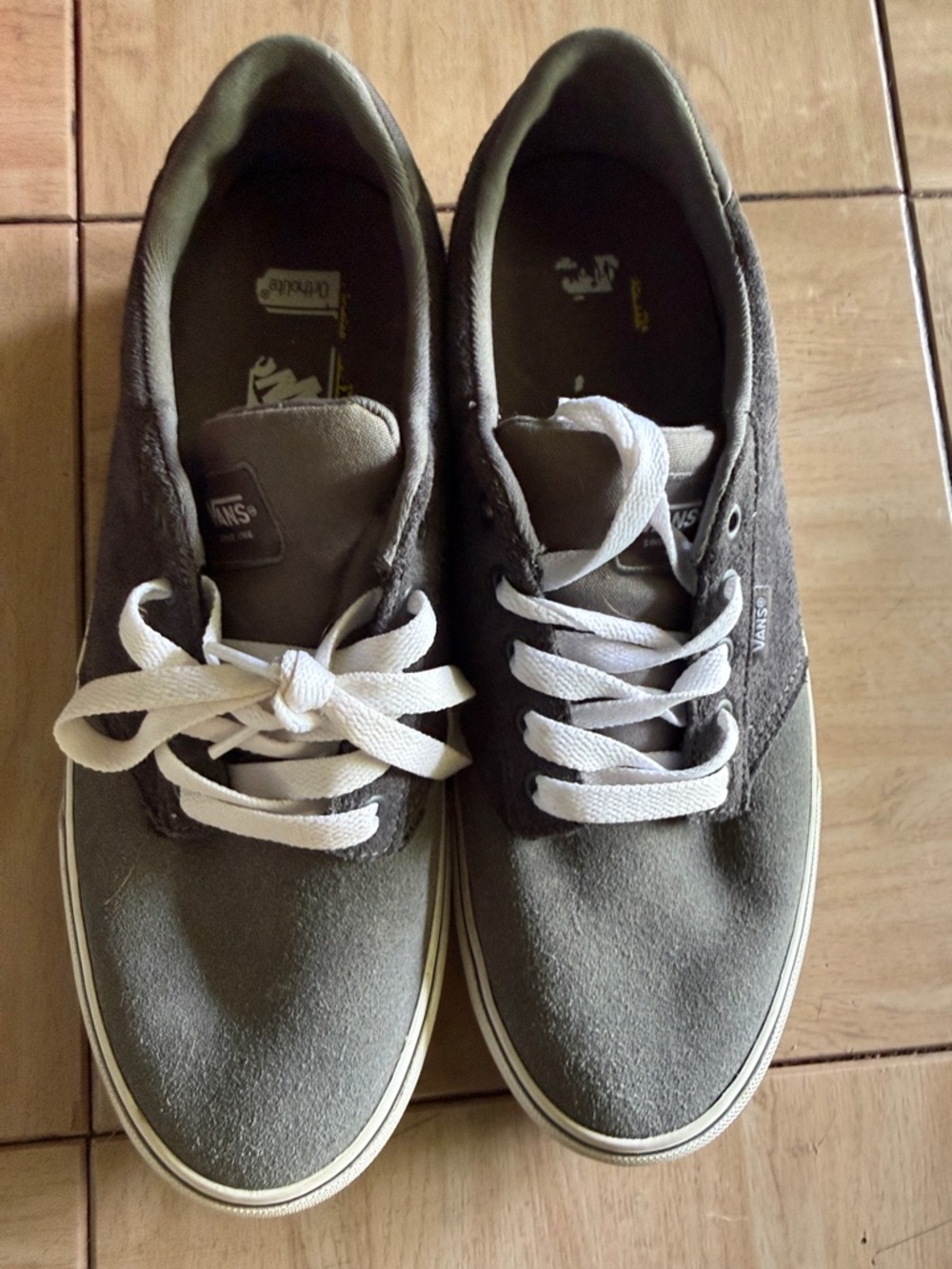 Vans Kids Low-Top Lace-Up Sneakers in Olive and White